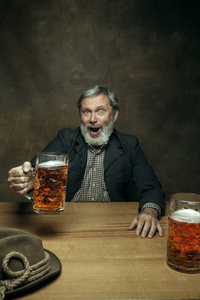 微笑着胡子在酒馆的男性喝啤酒