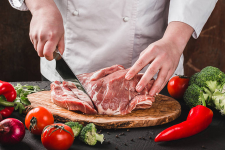 厨师屠夫用刀在厨房切肉, 烹调食物