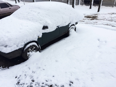 大雪后, 汽车被雪覆盖着。冬季灾变异常天气