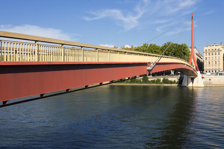 Saone 河, 里昂, 法国的红色悬挂式行人天桥