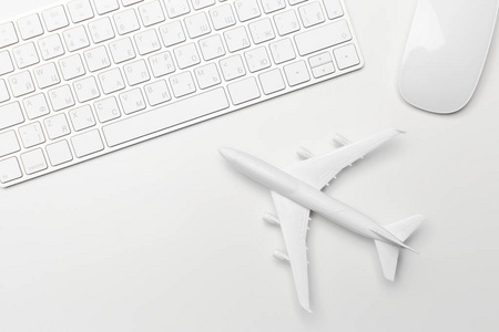 飞机和笔记本电脑键盘