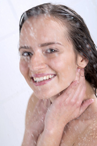 一个女人站在淋浴