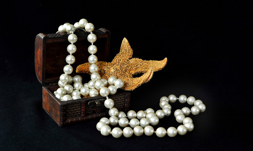 珍珠项链和桌上的海星