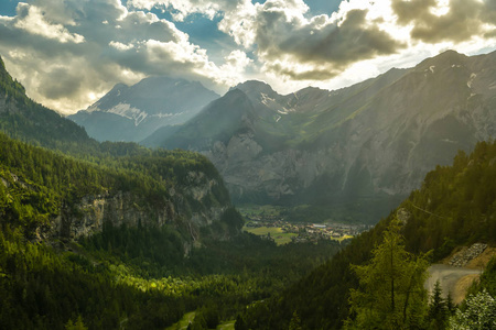 坎德施泰格的村庄在瑞士阿尔卑斯山的雄伟山峰周围