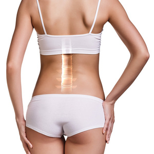 数位合成的背部疼痛的女人图片