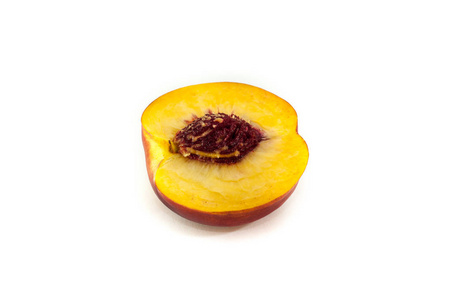 桃或油桃在白色背景被隔绝在特写