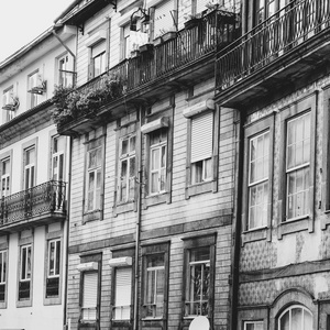 传统的葡萄牙门面有时装饰与瓷砖的 azulejo 在历史中心的波尔图。黑白照片