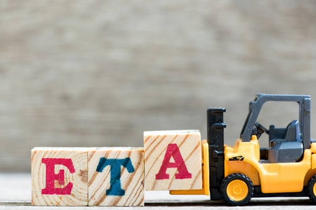 玩具叉车持有字母块 A 在词 Eta 估计到达的时间的简称 在木头背景