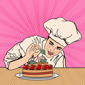 迷人的女厨师用吸管装饰美味的蛋糕。