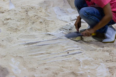 儿童学习历史恐龙, 在公园挖掘恐龙化石模拟