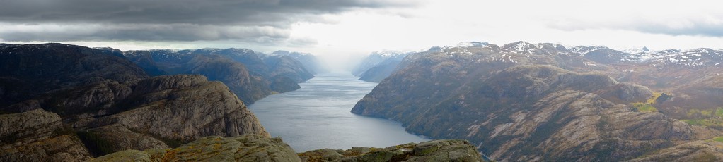 与 Preikestolen 全景峡湾