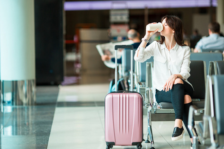 航空公司乘客在机场休息室喝咖啡和咖啡