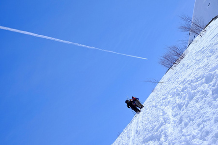 在雪山上攀登