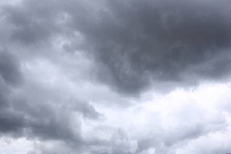 雨云在天空中的气候概念形成，在这一天天气很差