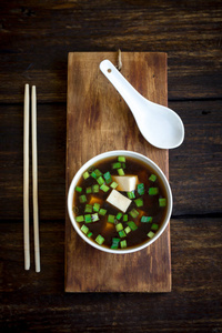 日本味噌汤在陶瓷碗上深色木质背景, 复制空间。亚洲豆腐汤