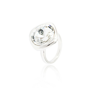 孤立的白色衬底上的银钻石戒指