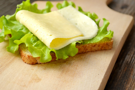 大素食三明治配奶酪和生菜沙拉