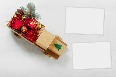 老老式玩具木车与礼物和圣诞节球, 纸框架在白色背景, 顶部看法平的放置小组对象