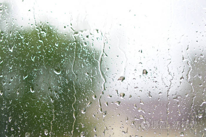 雨天秋天窗外的天气玻璃上的水滴在模糊的背景上浪漫肮脏的话题股票