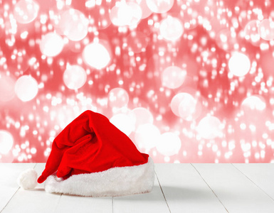 明亮的红色圣诞老人帽子在抽象背景与散景