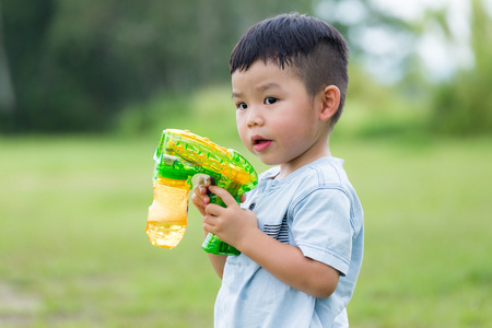 可爱的亚洲小男孩