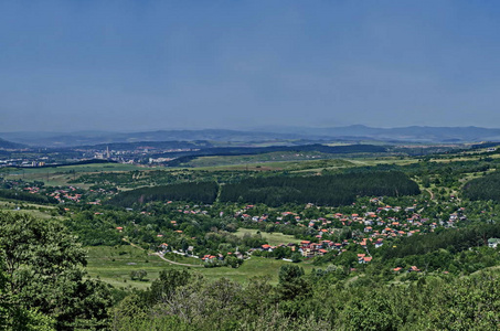对保加利亚 Vitosha 山脚下索非亚城市居住区 Marchaevo 和郊区的看法