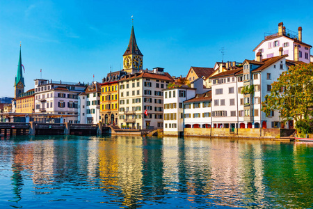 瑞士, 苏黎世老城码头建筑和 Limmat 河路堤风景秀丽的夏日景观