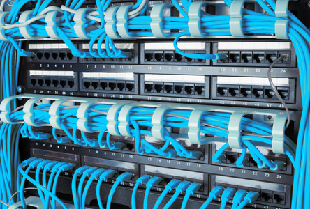 蓝网互联网电缆连接到路由器的特写
