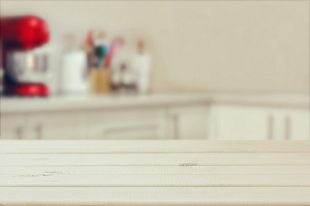 在白色的复古厨房背景面前的木桌