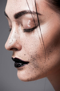 黑唇和雀斑脸上的有吸引力模型的轮廓肖像, 灰色隔离