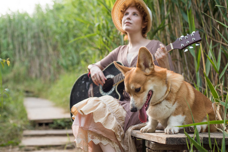 吉他和狗的女人