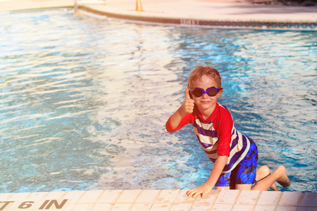 男孩在游泳池玩乐
