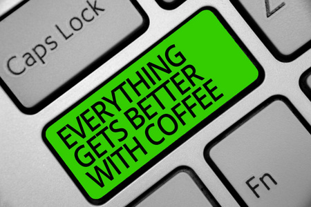 手写文字在咖啡里一切都会好起来的。概念意义有问题时有热饮料键盘绿色键意图创建计算机计算反射文档