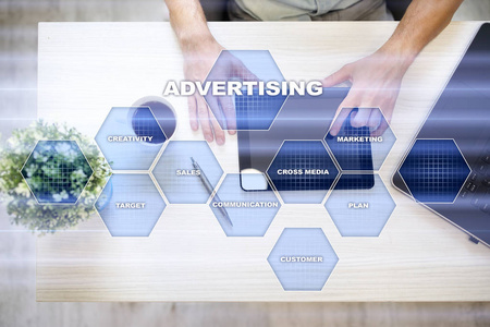 Avertising, 营销策略。虚拟屏幕上的图标和图形。商业互联网和技术概念