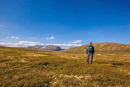 徒步旅行者背包旅行在挪威山多夫勒山
