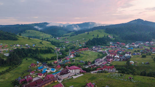 夕阳中的鸟眼观山中的村落