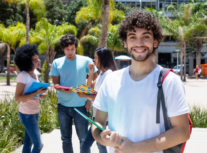 夏季大学校园户外的一群学生笑白种男学生