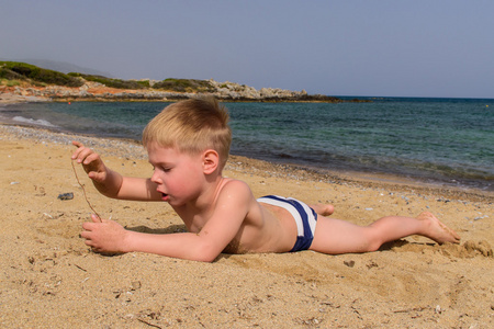 一个在海边玩耍的男孩