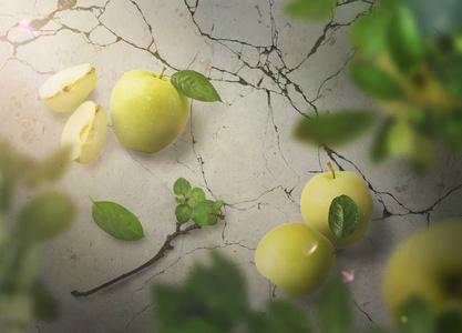 新鲜的绿色成熟的苹果躺在大理石上, 和弥散叶在前面, 高品质的图像, 顶部视图