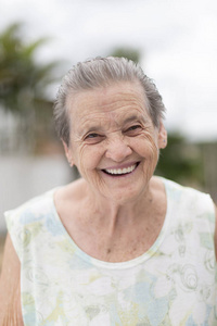 一个快乐的祖母肖像一个微笑的老太太的肖像