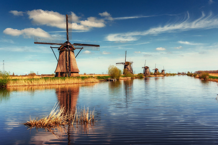传统的荷兰风车从鹿特丹的渠道。荷兰