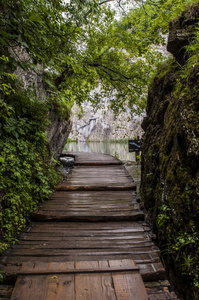 克罗地亚, 28062018 普利特维切湖国家公园的一个木走道, 该州最古老的公园之一, 在克罗地亚中部山区喀斯特地区, 