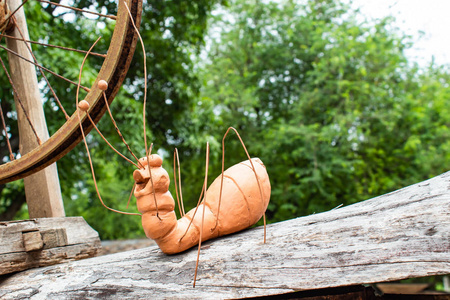花园用粘土和铁制成的蚂蚁娃娃