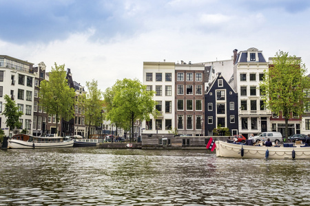 迷人的房子和在阿姆斯特丹，荷兰运河