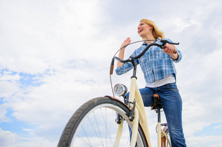 娱乐和休闲骑自行车的最新消息。女孩骑自行车天空背景。情绪化的女人喜欢骑车度假。骑着巡洋舰自行车的女士骑车人。女孩花休闲骑自行车