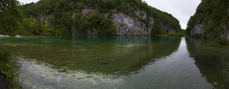 克罗地亚, 28062018 普利特维切湖国家公园的植被和湖泊, 该国最古老的公园之一, 在克罗地亚中部山区喀斯特地区, 