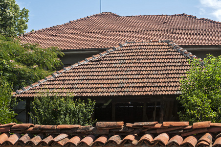 乡间别墅的瓷砖屋顶