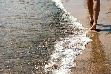 在海边的女孩的脚
