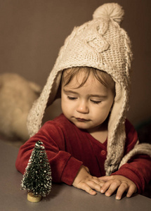 可爱的情感真诚的孩子在新年的装饰品。庆祝寒假。圣诞心情