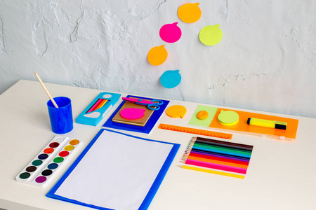 桌子上的水彩颜料和画笔集